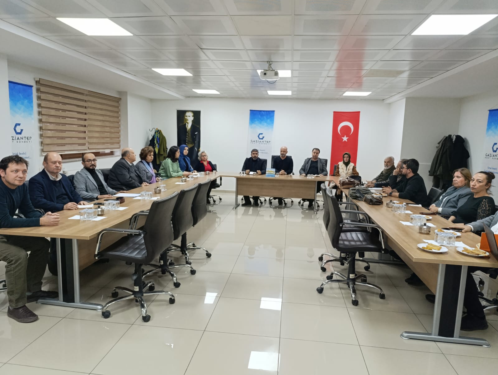 GAZİANTEP'TEKİ SURİYELİLER VE SURİYE'DE YAŞANAN DEĞİŞİMLER KONUSUNDA DEĞERLENDİRME TOPLANTISI