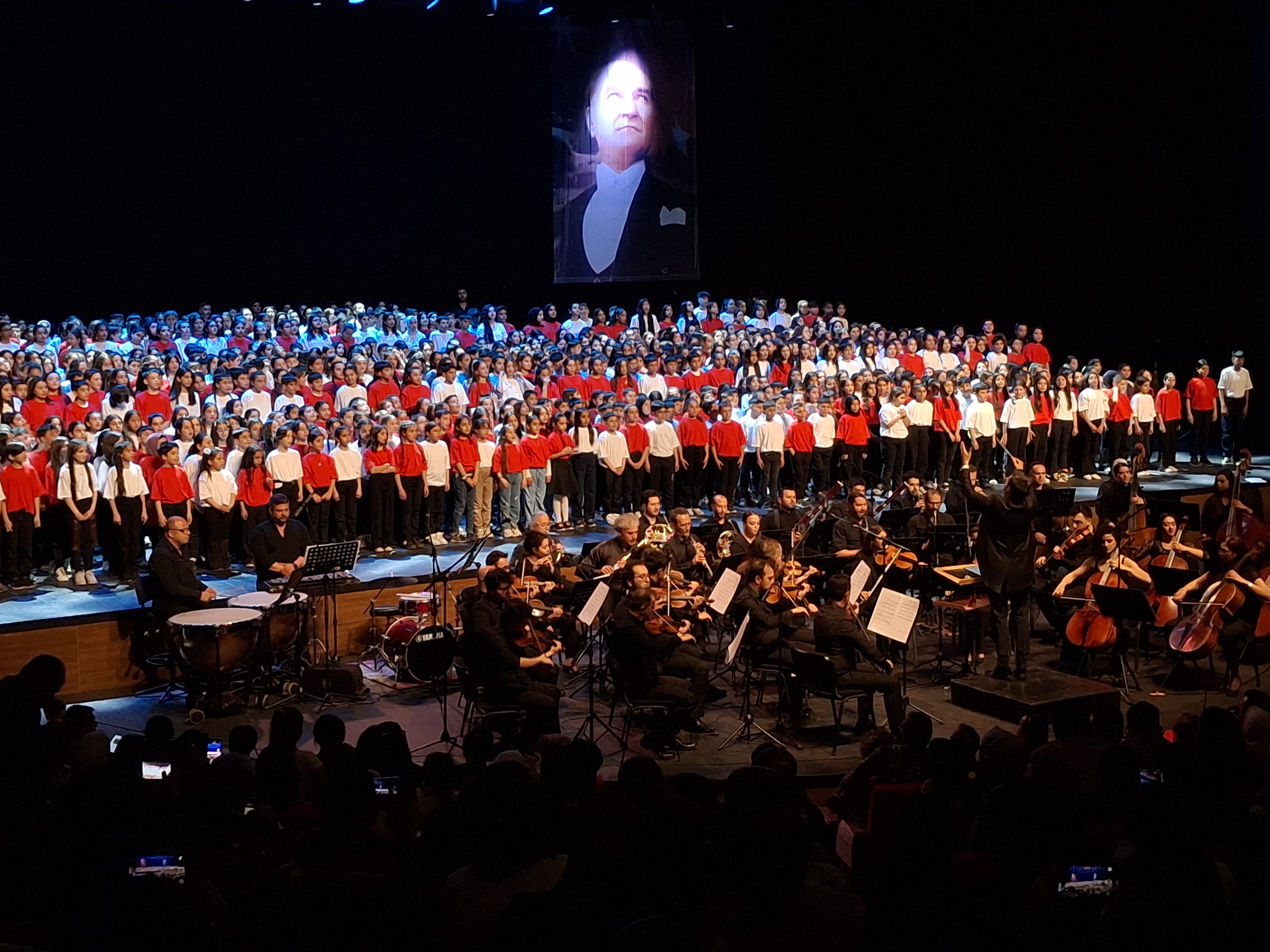 1000 ÇOCUKLU 23 NİSAN ÖZEL KONSERİ